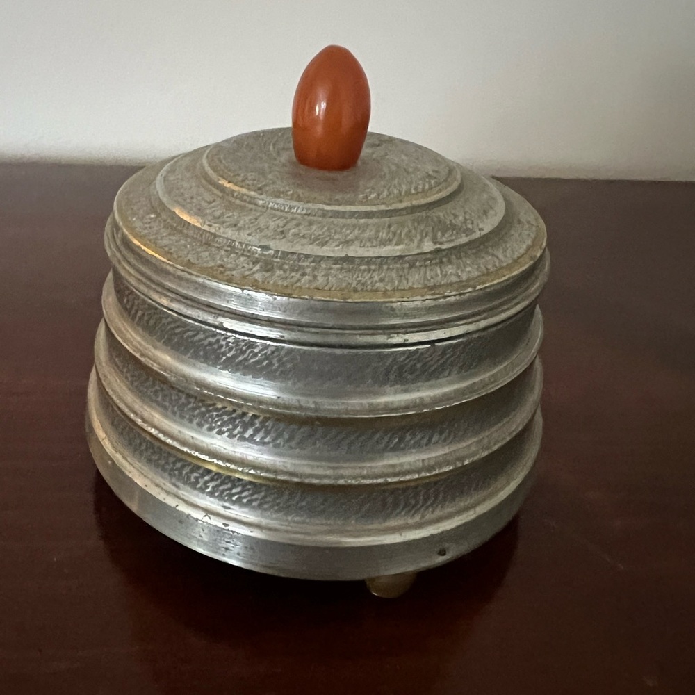 Vintage musical powder box from 1930/40s
